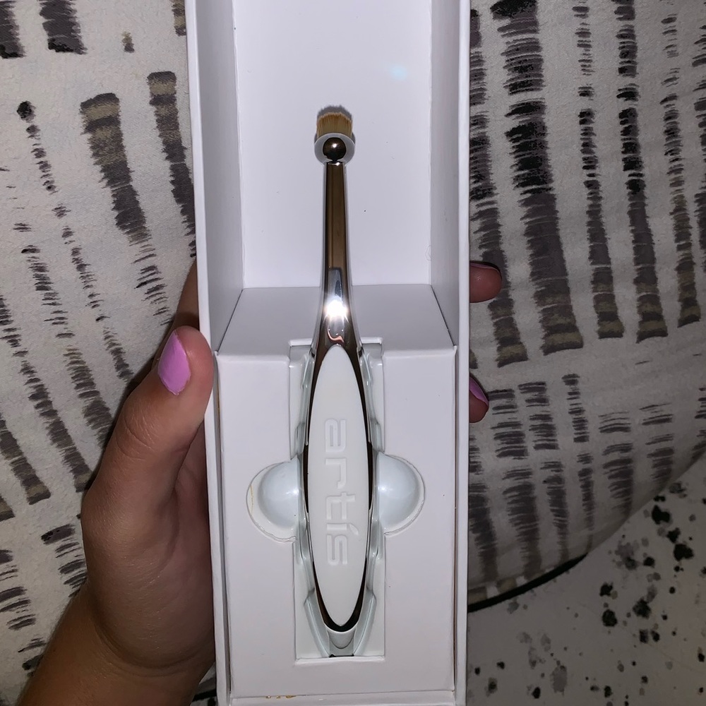 Artis brush never used